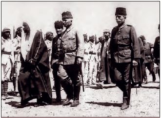 Hicaz Komutanı Fahrettin (Türkkan) Paşa Osmanlı askerlerini denetliyor, Medine, 1917